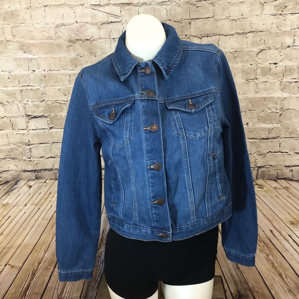 NWOT medium wash jean jacket size small